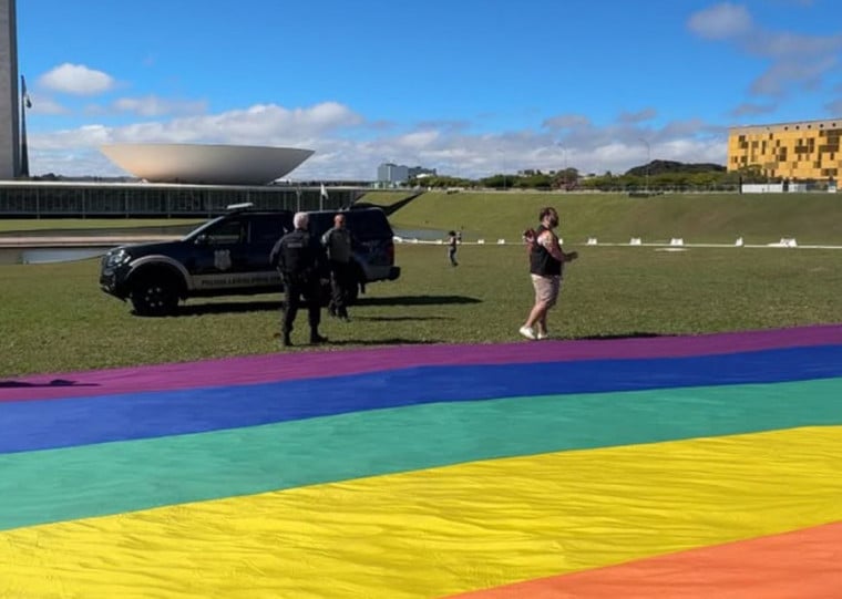 Bandeira com as cores do arco-íris foi levada por ao menos 20 ativistas