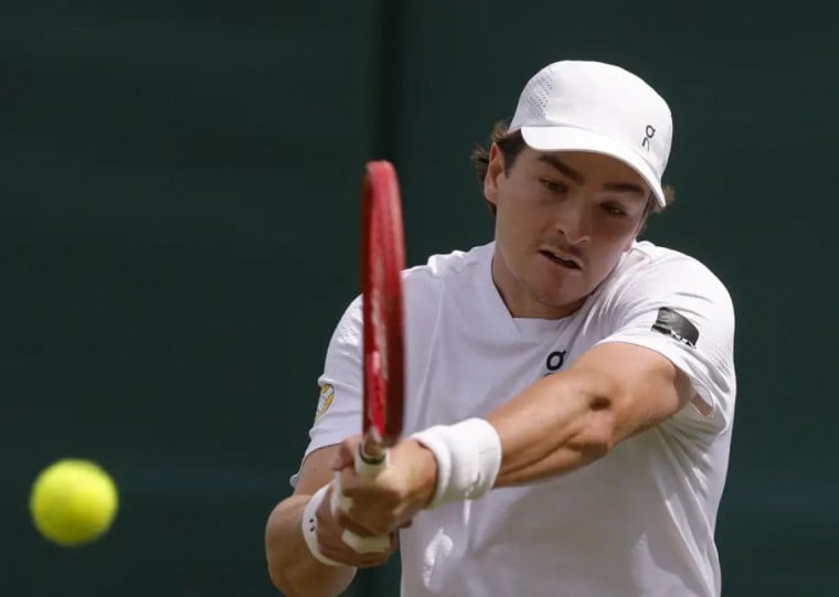 Jo&atilde;o Fonseca estreia em Wimbledon com 3 a 0 sobre Bautista Agut
