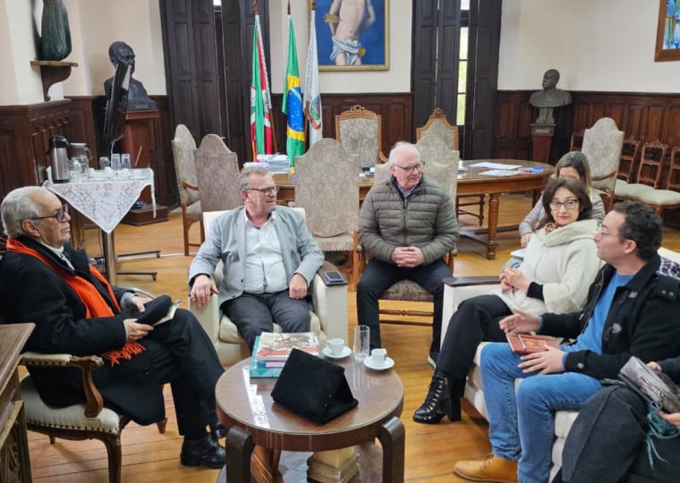 Proposta de doação do acervo e criação do espaço cultural foi apresentada pelo poeta ao prefeito de Bagé