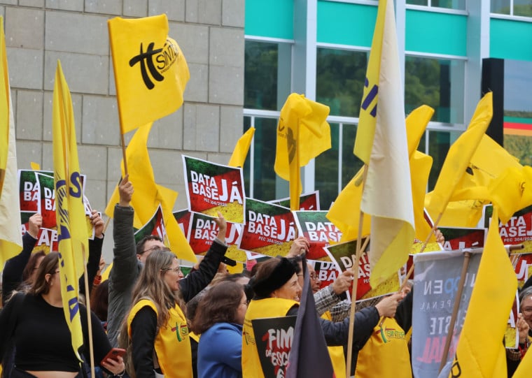 Manifestantes pedem a aprovação da PEC 304/2026 da Data-Base