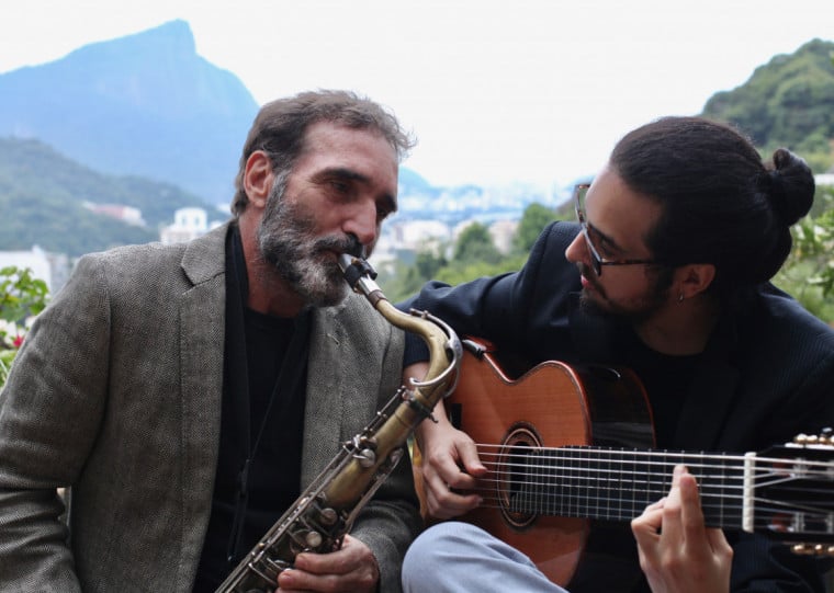 Saxofonista e violinista homenageiam Ennio Morricone com interpretações de temas marcantes do filme ‘Cinema Paradiso’ 