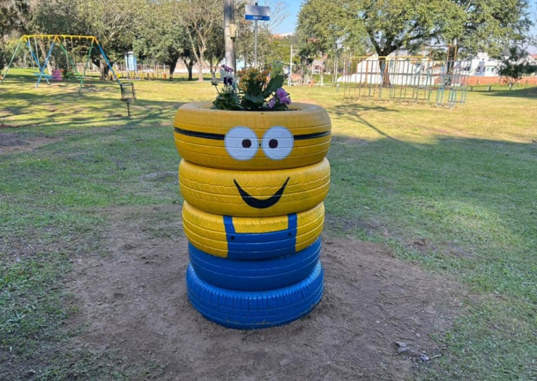Pneus foram transformados em floreiras