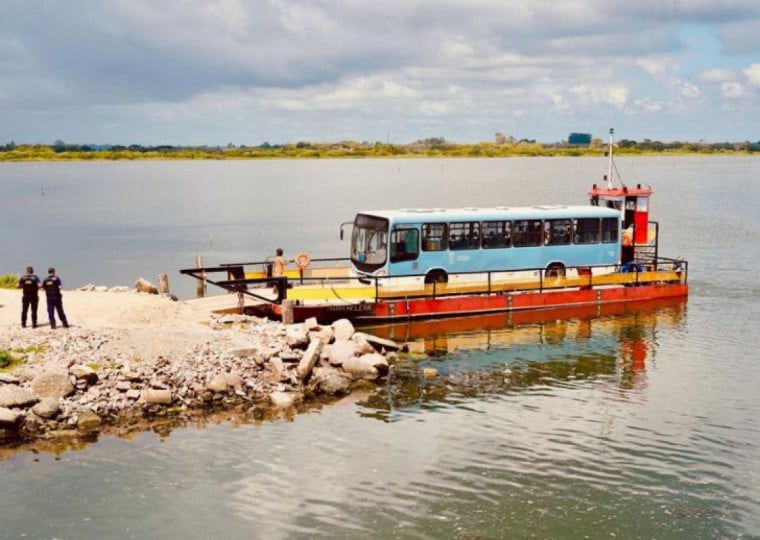 Durante o período em que a travessia esteve interrompida, a prefeitura manteve um serviço de balsa operando por demanda ao longo do dia