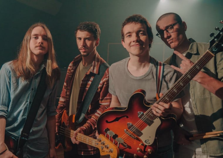 Show com faixas inéditas acontece nesta quinta-feira (2), às 21h