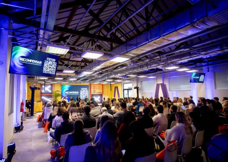 O primeiro painel do evento foi "O Futuro das Recompensas que Movem as Pessoas e a Estratégia dos Negócios"