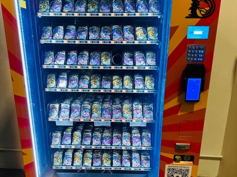 um exemplo da versatilidade da marca s&atilde;o as m&aacute;quinas de cartas de Pok&eacute;mon, um grande fen&ocirc;meno que exige uma adapta&ccedil;&atilde;o das molas para comportar o tamanho dos produtos. 
<br />Foto: RS Vending/Divulga&ccedil;&atilde;o/JC