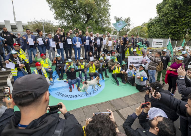 Carrinheiros protestam em frente à Câmara Municipal de Porto Alegre