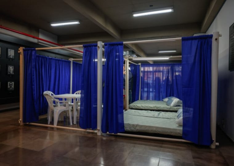 Módulos são feitos em PVC e têm cerca de 20 metros quadrados; espaços comportam famílias com até seis pessoas
