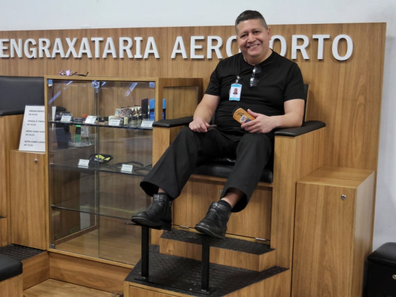 Cleber dos Santos &eacute; engraxate no Aeroporto Internacional de Porto Alegre desde 1999, e, ao longo dos anos, observa as mudan&ccedil;as no perfil de quem transita pelo local<br />Foto: Dani Barcellos/Especial/JC