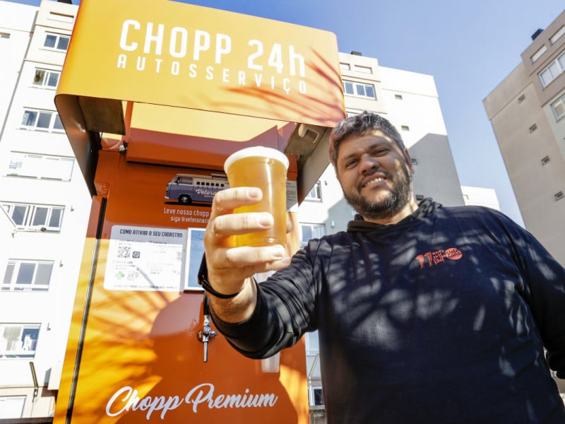 Vinicius Cordeiro, dono da Veterana Cerveja Artesanal, lan&ccedil;ou uma m&aacute;quina de chope de autoatendimento voltada aos condom&iacute;nios<br />Foto: T&Acirc;NIA MEINERZ/JC