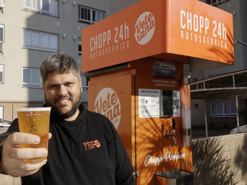 Vinicius Cordeiro, dono da Veterana Cerveja Artesanal, que lan&ccedil;ou uma m&aacute;quina de chopp de autoatendimento voltada a condom&iacute;nios -GE<br />Foto: T&Acirc;NIA MEINERZ/JC