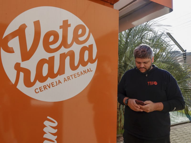Vinicius Cordeiro, dono da Veterana Cerveja Artesanal, que lan&ccedil;ou uma m&aacute;quina de chopp de autoatendimento voltada a condom&iacute;nios -GE<br />Foto: T&Acirc;NIA MEINERZ/JC