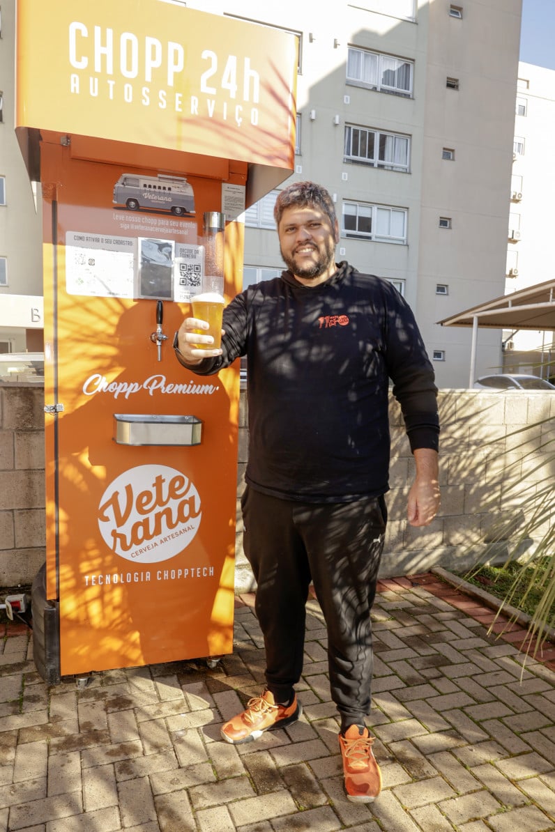 Vinicius Cordeiro, dono da Veterana Cerveja Artesanal, que lan&ccedil;ou uma m&aacute;quina de chopp de autoatendimento voltada a condom&iacute;nios -GE<br />Foto: T&Acirc;NIA MEINERZ/JC