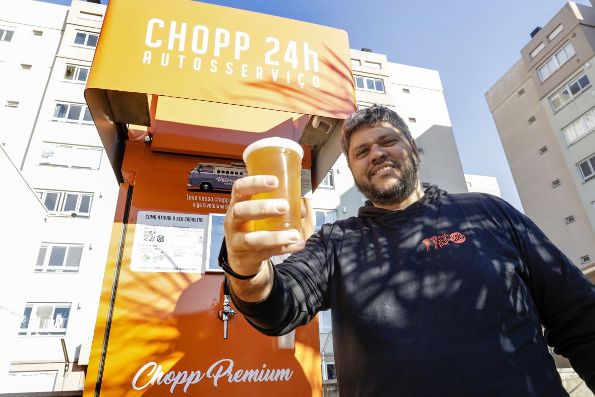 Vinicius Cordeiro conta que a Veterana foi a primeira cervejaria a trazer o conceito de beer truck para o RS, ofertando chope em uma kombi | T&Acirc;NIA MEINERZ/JC
