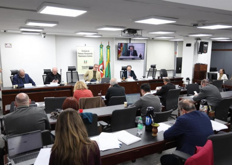 Parecer do relator foi aprovado por 8 votos a 3