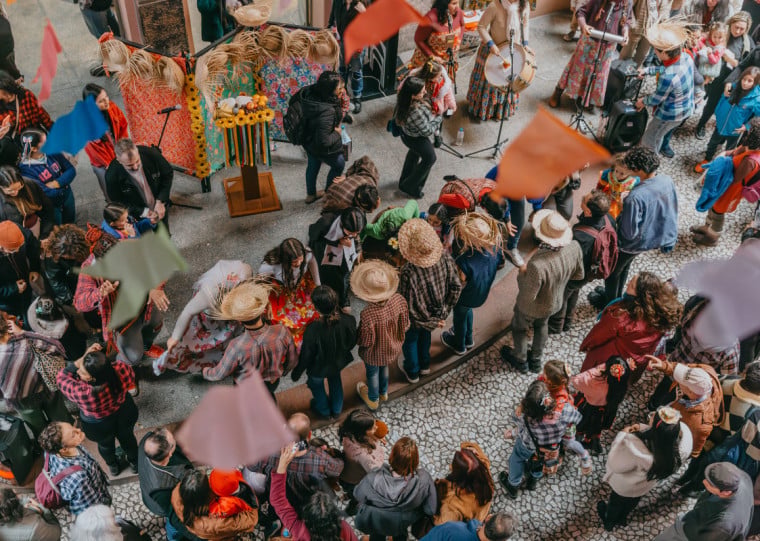 Arraial do Quintana, com entrada gratuita, conta com shows da banda Gira A Lua e Trio Cazumbá, além de brincadeiras juninas para as crianças.