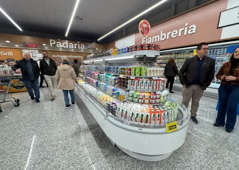 Gôndola que lembra formato do barco famoso tem variedade de queijos especiais e bebidas veganas