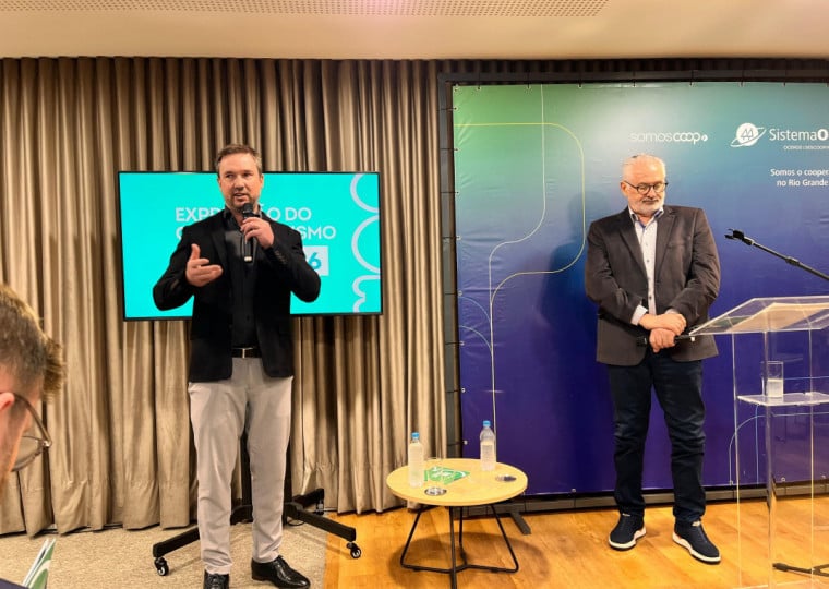 Para Adriano Borghetti (e), números reforçam o protagonismo das cooperativas agropecuárias na economia gaúcha e na geração de valor no campo