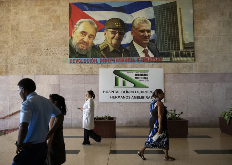  "A Revolução é a nossa vida", disse o presidente cubano Miguel Díaz-Canel