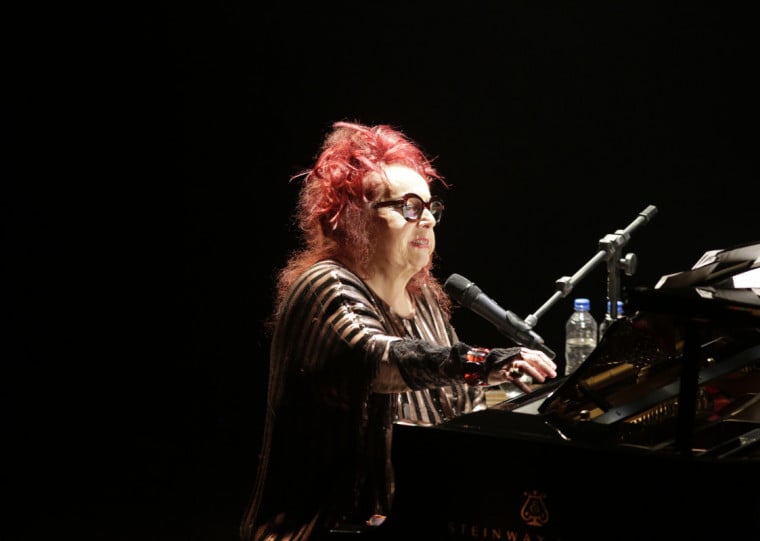 Cida Moreira cantora e pianista no espet&aacute;culo "Me acalmo danando &ndash; A m&uacute;sica de Angela Ro Ro"