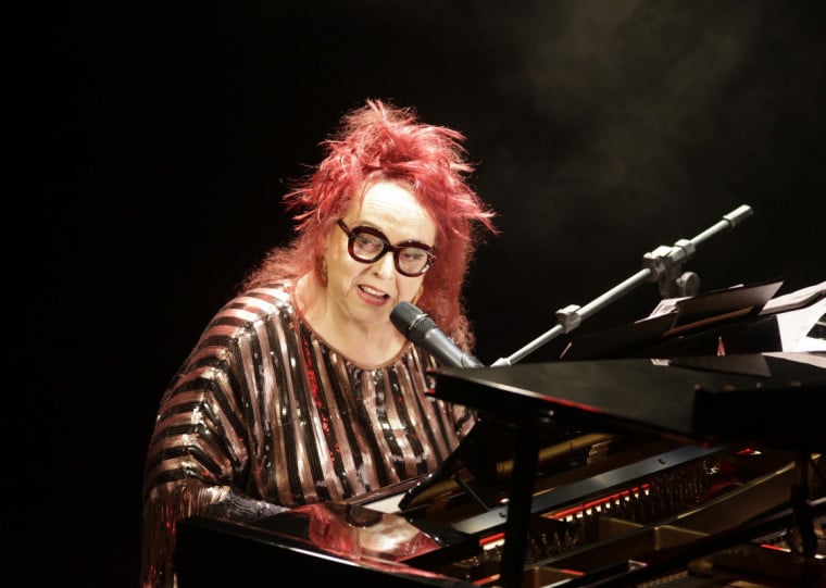 Cida Moreira cantora e pianista no espetáculo 