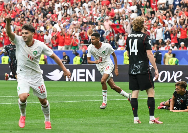 Jogadores marroquinos comemoram o segundo gol da equipe no triunfo contra o Canadá