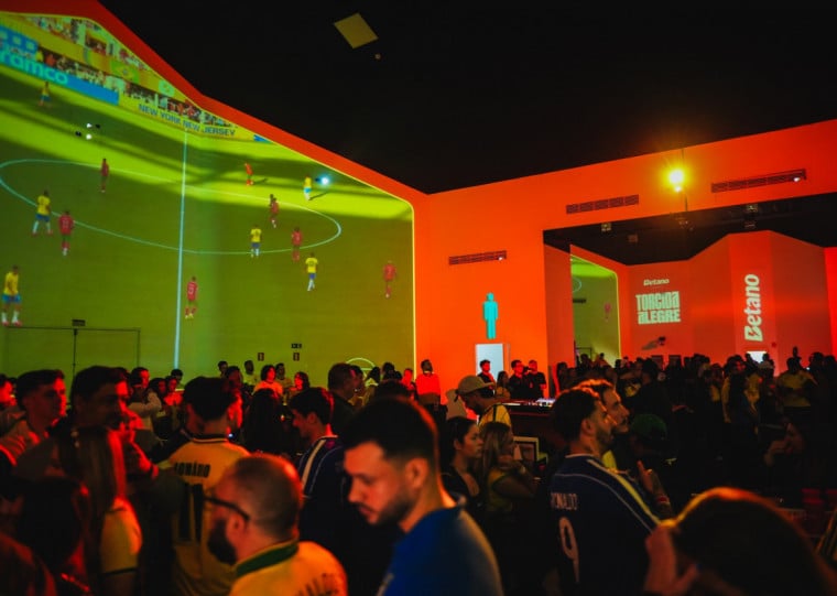 O espaço Torcida Alegre, no Cais Embarcadero, é uma das arenas dedicadas à transmissão de jogos em Porto Alegre