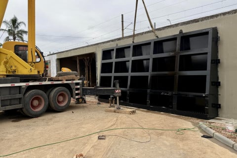 Nova comporta é instalada em Porto Alegre no dique da avenida Castelo Branco