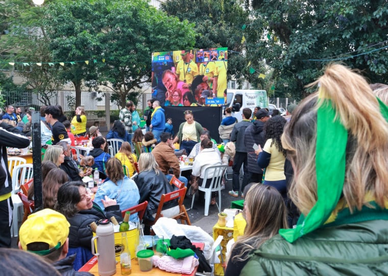 Torcedores se re&uacute;nem em Porto Alegre para assistir Brasil x Noruega, pelas oitavas de final da Copa do Mundo 2026