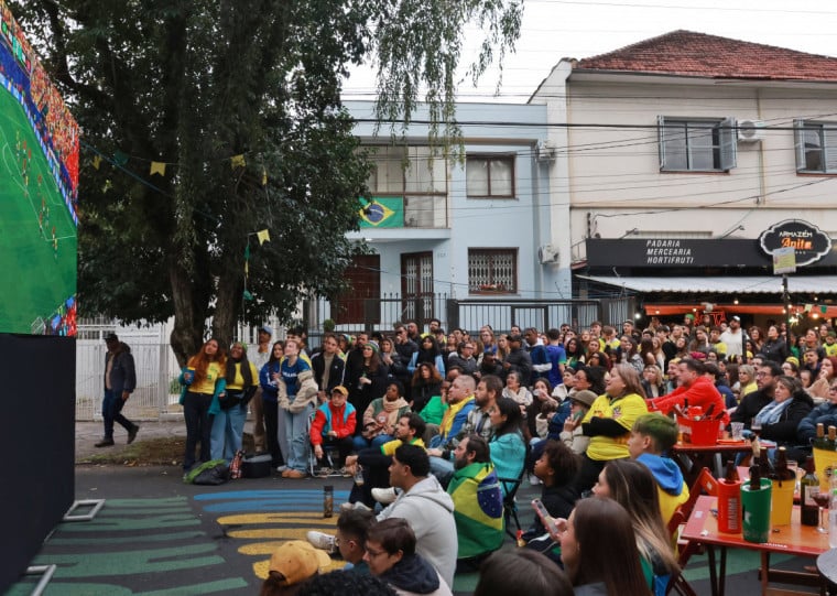 Torcedores assistem Brasil x Noruega pelas oitavas de final da Copa do Mundo 2026 no telão montado na rua Buenos Aires 