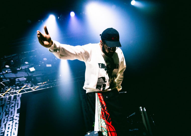 Na MCMV Tour, o rapper paulistano transformou o palco de Porto Alegre numa experi&ecirc;ncia que mistura audiovisual, m&uacute;sica negra brasileira e manifesto pol&iacute;tico