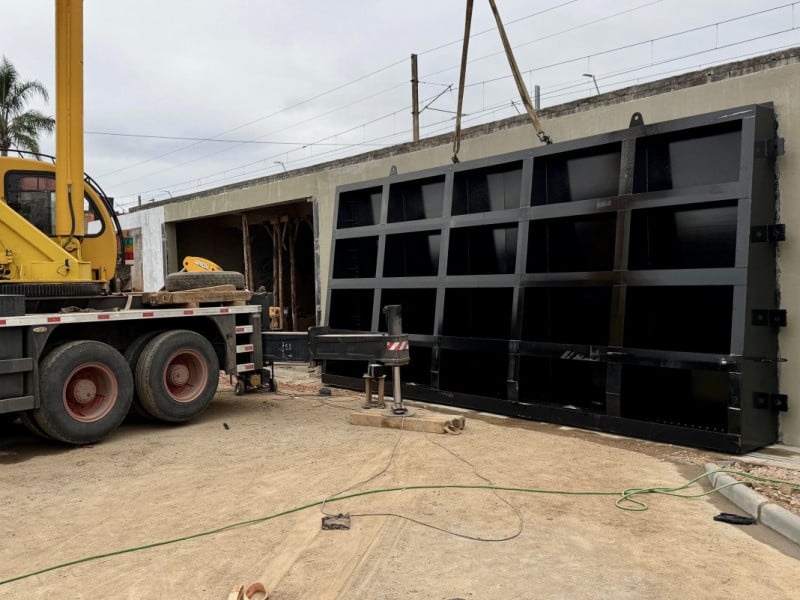 Nova comporta é instalada em Porto Alegre no dique da avenida Castelo Branco
