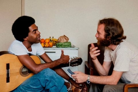 Juarez Fonseca assina livro que reúne mais de 50 anos de entrevistas com Gilberto Gil