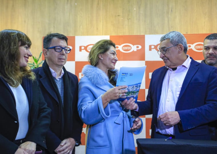 Elaine Deboni e o prefeito Sebastião Melo participaram da sanção da lei durante solenidade no Pop Center