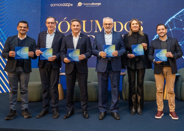 Gabriel Souza (MDB), Marcelo Maranata (PSDB) e Luciano Zucco (PL) receberam o material