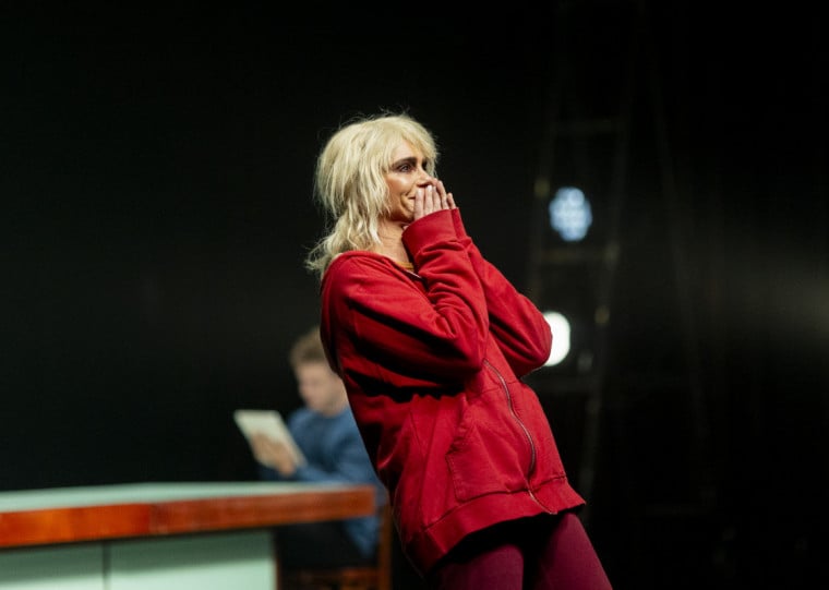 Malu Galli interpreta Monique em Mulher em Fuga, no Teatro Simões Lopes Neto