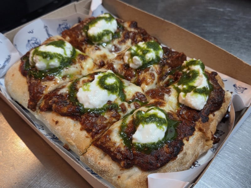 A pizza do empreendimento se destaca pela altura e formato quadrado, passando por um processo de 24 horas de fermenta&ccedil;&atilde;o<br />Foto: Manuela Cassano/Especial/JC