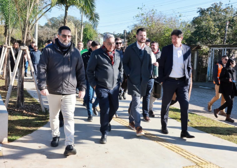 Prefeito Sebastião Melo e o secretário Germano Bremm estiveram presentes na vistoria final das obras