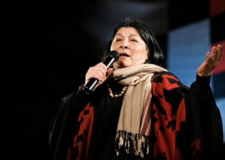No estádio do Dínamo, em Santa Rosa, Mercedes Sosa cantou para mais de 15 mil pessoas, sob chuva fina