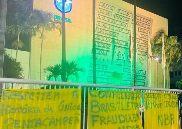 Coletivo de torcedores Núcleo BR realizou um protesto na segunda-feira (6) em frente à sede da CBF