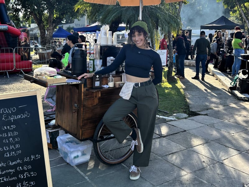 Pamella Santos &eacute; a empreendedora &agrave; frente da Cravo Cafeteria M&oacute;vel<br />Foto: Cravo Cafeteria M&oacute;vel/Divulga&ccedil;&atilde;o/JC