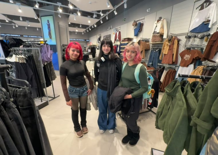 Sophia, Maria Luiza e Tayla (esq. &agrave; dir.) aprovaram opera&ccedil;&atilde;o no Iguatemi: "Tem mais roupas de que gostamos"