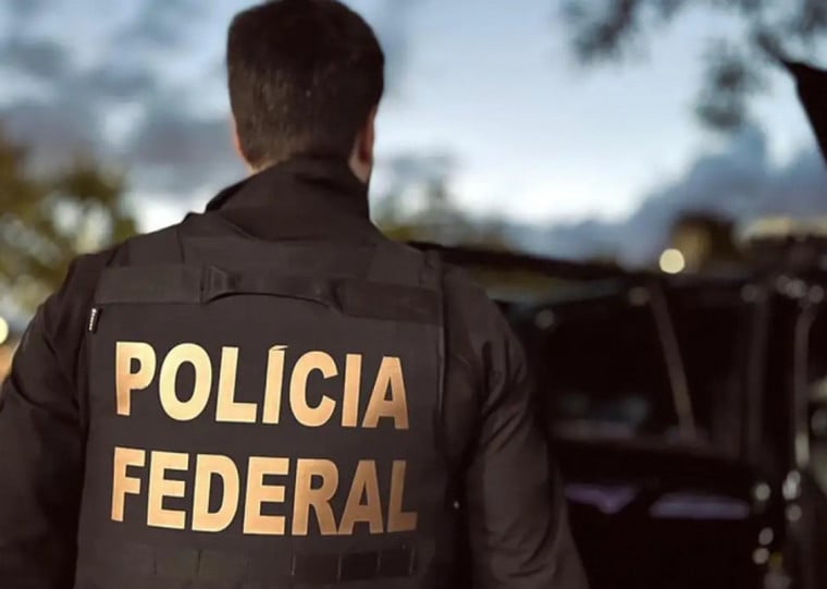 Policiais federais cumpriram dois mandados de prisão preventiva e 21 de busca e apreensão, todos na cidade do Rio