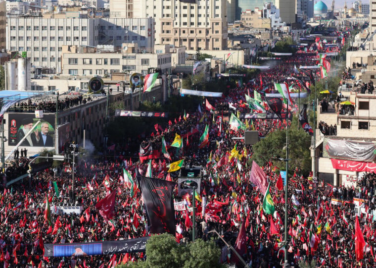 Funeral do l&iacute;der supremo prosseguiu nesta quinta-feira e levou uma multid&atilde;o &aacute;s ruas de Mashhad, no Ir&atilde;
