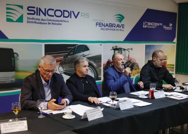 Jefferson Fürstenau (c), presidente do Sincodiv/RS, destaca que em junho deste ano foram vendidos 15.771 automóveis