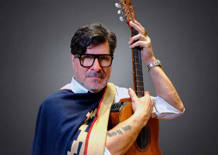 Sérgio Rojas relembra diferentes fases da cantora Mercedes Sosa em show no Espaço 373