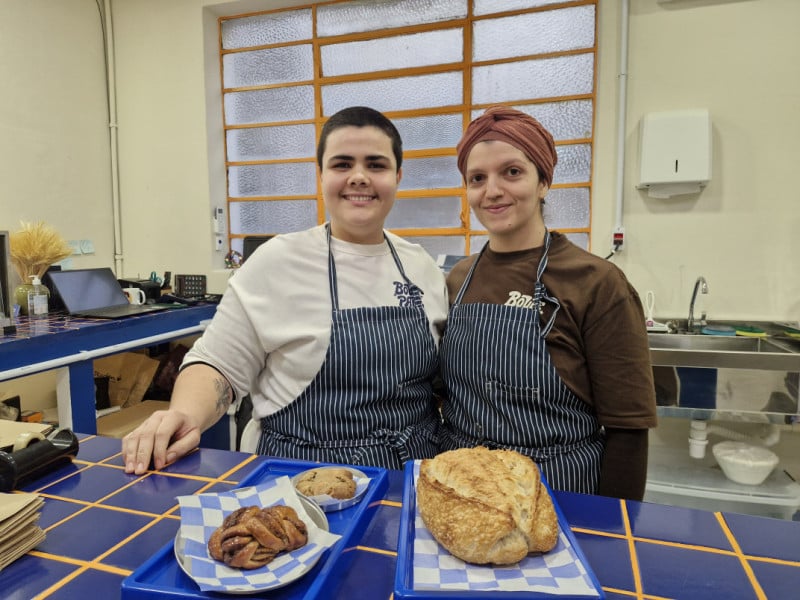 A produ&ccedil;&atilde;o gira em torno de 20 a 30 p&atilde;es por dia, n&uacute;mero que aumenta aos s&aacute;bados<br />Foto: J&Uacute;LIA FERNANDES/ESPECIAL/JC