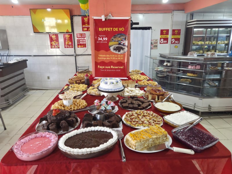 Expostas em uma mesa no centro da padaria, as op&ccedil;&otilde;es do Buffet da V&oacute; apresentam todas as del&iacute;cias produzidas pela F&ecirc;nix<br />Foto: Gustavo Marchant/Especial/JC