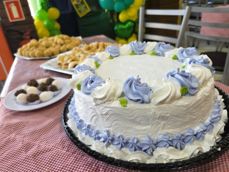 O lan&ccedil;amento do Kit Festa, que re&uacute;ne torta, salgadinhos e docinhos foi uma aposta que rendeu bons resultados para o neg&oacute;cio<br />Foto: Gustavo Marchant/Especial/JC