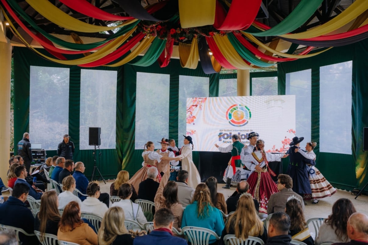 Festival conta com apresenta&ccedil;&otilde;es de mais de 2 mil dan&ccedil;arinos, entre eles artistas letos e canadenses  | Festival Internacional de Folclore/Divulga&ccedil;&atilde;o/Cidades